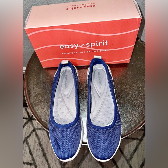 Easy Spirit. Size 8 - Picture 2 of 3